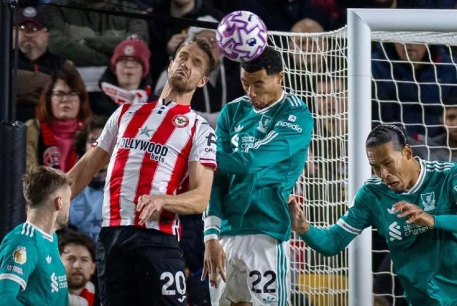 Η Μπρέντφορντ &quot;έφαγε&quot; ένα 10λεπτο από το ματς με τη Λίβερπουλ για τα… πλάγια άουτ!