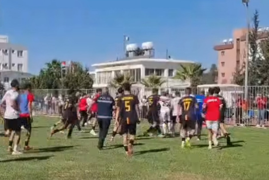 ΑΠΙΣΤΕΥΤΟ ξύλο στα κατεχόμενα: Σε αγώνα u17 οι ποδοσφαιριστές μετέτρεψαν τον αγωνιστικό χώρο σε ρινγ
