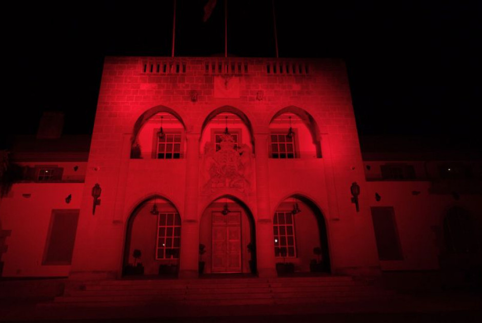 Στο κόκκινο χρώμα φωταγωγήθηκε το Προεδρικό για την Παγκόσμια Ημέρα Καρδιάς