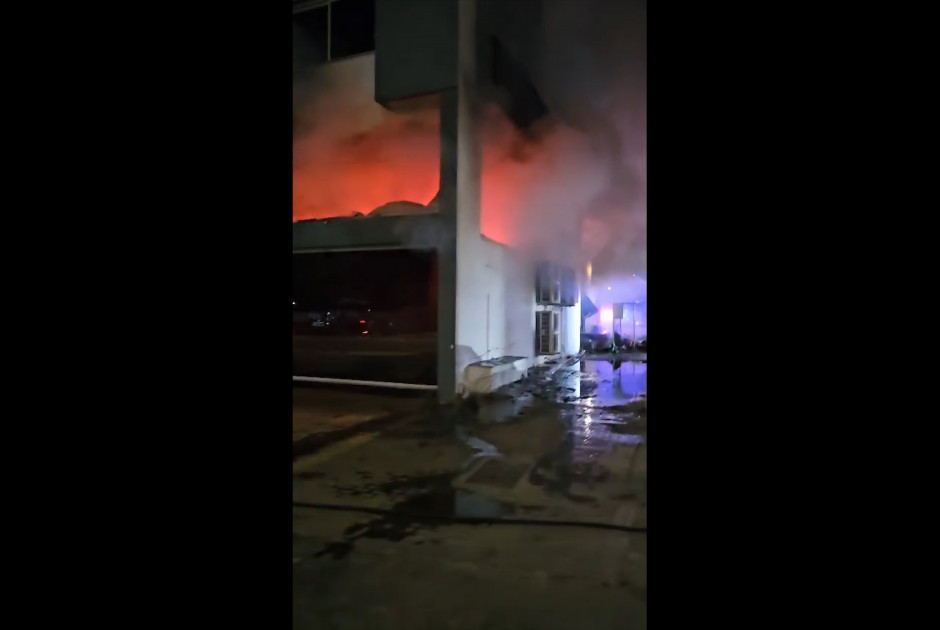 Καίγεται κατάστημα ηλεκτρικών ειδών στον Στρόβολο – Έκλεισε τμήμα της Λεωφόρου (ΦΩΤΟΣ)