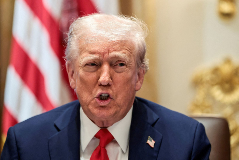 Τραμπ: Περιορίζει την πρόσβαση δημοσιογράφων στον Λευκό Οίκο