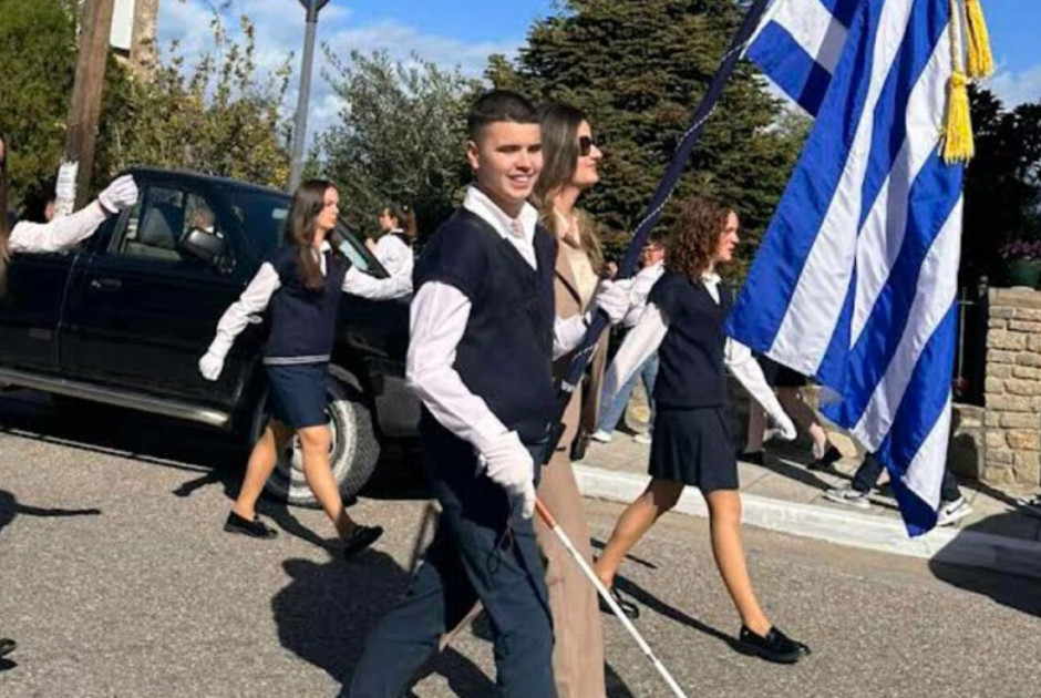 Ο τυφλός μαθητής που συγκίνησε όλη την Ελλάδα στην παρέλαση (ΒΙΝΤΕΟ)