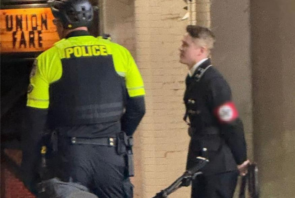 33χρονος ντυμένος Ναζί επιτέθηκε σε γυναίκα στην Αμερική