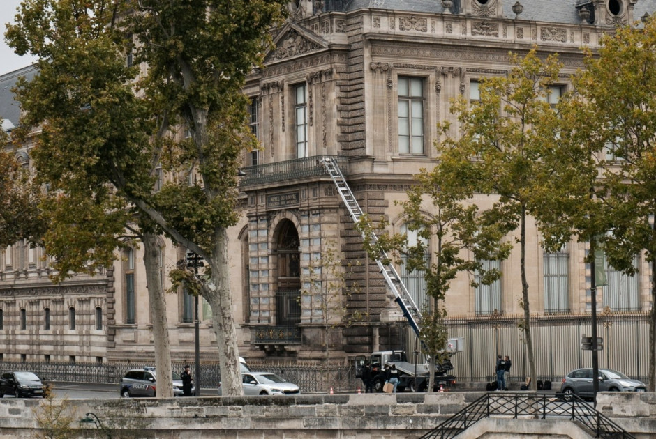 Η εταιρεία που έφτιαξε τη «σκάλα της ληστείας» του Λούβρου κάνει χρυσές δουλειές