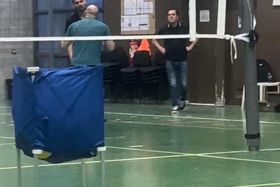 ΑΔΙΑΝΟΗΤΟ: Μεθυσμένος αλλοδαπός μπούκαρε σε προπόνηση κοριτσιών στην Ευρύχου (ΒΙΝΤΕΟ)