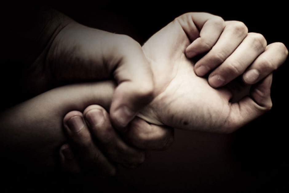 Αφαιρείται η άδεια οπλοκατοχής στους δράστες ενδοοικογενειακής βίας