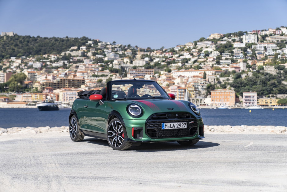 Το MINI John Cooper Works Cabrio προσφέρει νέα διάσταση στην ανοικτή οδήγηση