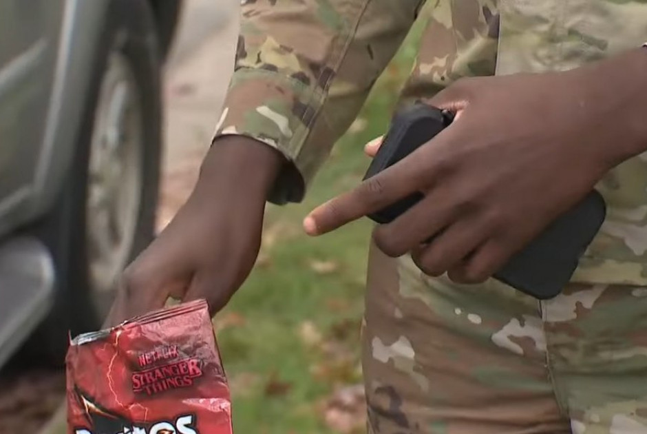 ΗΠΑ: Αστυνομικοί περάσαν χειροπέδες σε μαθητή αφού σύστημα AI μπέρδεψε για όπλο μία… σακούλα πατατάκια