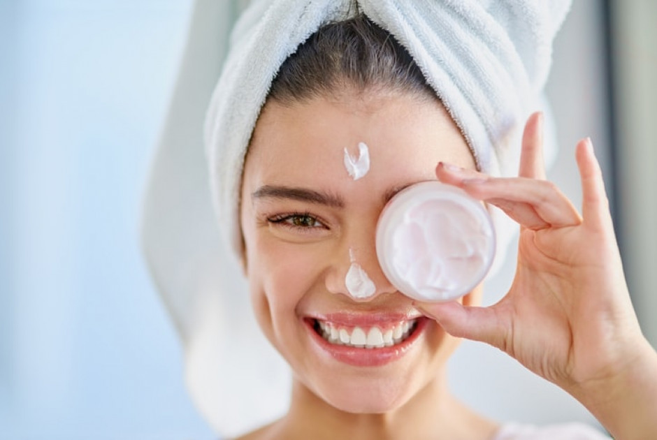 Skincare: Oι 5 πολύτιμοι κανόνες για λαμπερή επιδερμίδα