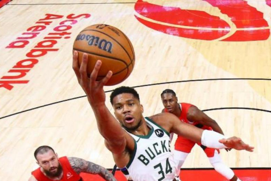 Εξωγήινος Γιάννης με μυθικό double-double οδήγησε τους Μπακς στη νίκη!