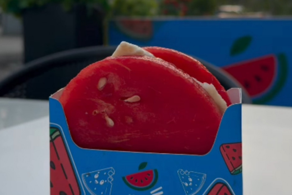 Η νέα… τάση στο Ιράκ είναι «σάντουιτς» καρπουζιού με τυρί και μέλι (ΒΙΝΤΕΟ)