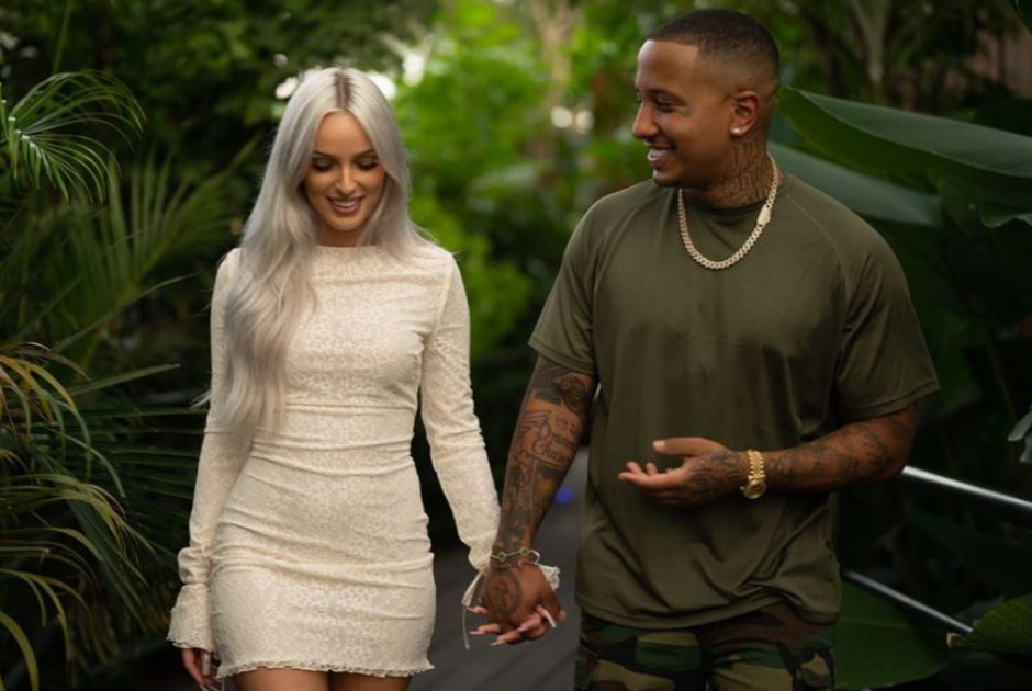 Light: Ποζάρει αγκαλιά με τον γιο του ένα μήνα μετά τη γέννησή του