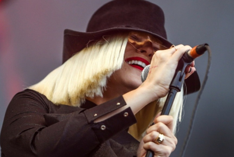 Sia: Ο εν διαστάσει σύζυγός της ζητά την αποκλειστική επιμέλεια του γιου τους