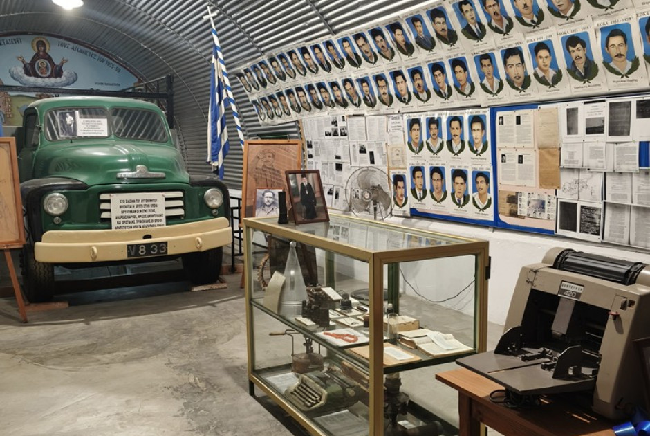 1&eta; &Alpha;&pi;&rho;&iota;&lambda;ί&omicron;&upsilon; 1955 &ndash; &Delta;&omicron;&xi;&omicron;&lambda;&omicron;&gamma;ί&epsilon;&sigmaf;, &epsilon;&kappa;&delta;&eta;&lambda;ώ&sigma;&epsilon;&iota;&sigmaf; &kappa;&alpha;&iota; &pi;&alpha;&rho;&epsilon;&lambda;ά&sigma;&epsilon;&iota;&sigmaf; &sigma;&epsilon; ό&lambda;&eta; &tau;&eta;&nu; &Kappa;ύ&pi;&rho;&omicron; &pi;&alpha;&rho;&omicron;&upsilon;&sigma;ί&alpha; &tau;&eta;&sigmaf; &pi;&omicron;&lambda;&iota;&tau;&epsilon;&iota;&alpha;&kappa;ή&sigmaf; &eta;