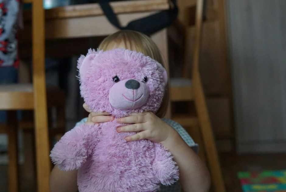 Λούτρινο αρκουδάκι έδινε σεξουαλικές συμβουλές σε παιδιά και έλεγε πού να βρουν μαχαίρια