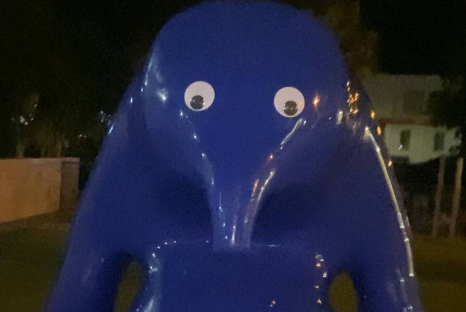 Έβαλε αυτοκόλλητα μάτια σε γλυπτό 19χρονη και βρέθηκε αντιμέτωπη με τη δικαιοσύνη