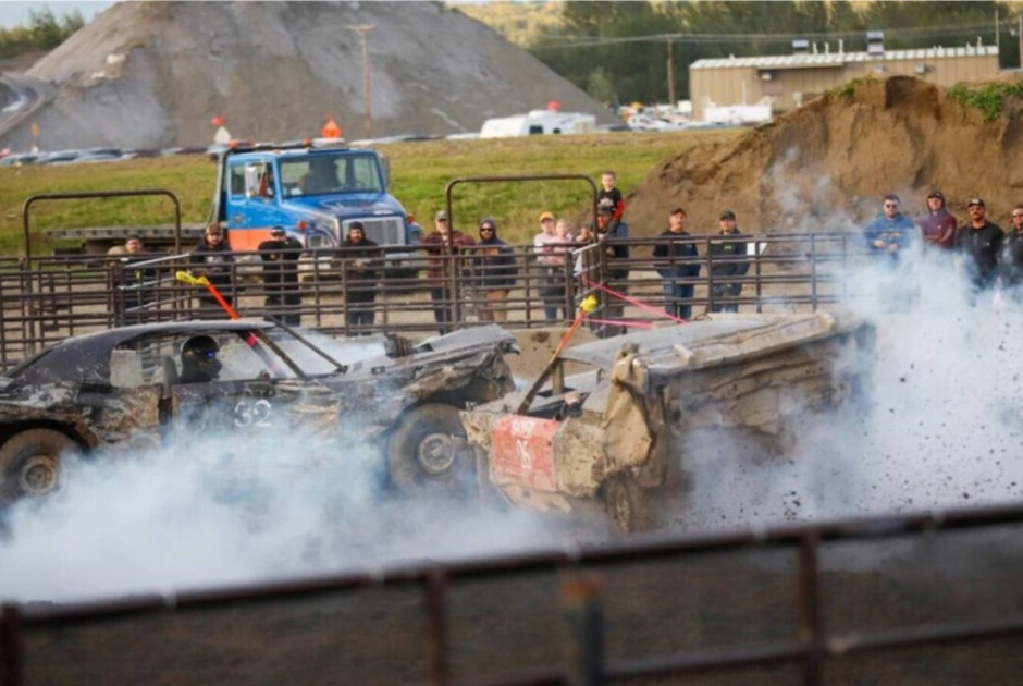Παραλίγο τραγωδία: Αυτοκίνητο παρέσυρε θεατές σε αγώνα επίδειξης