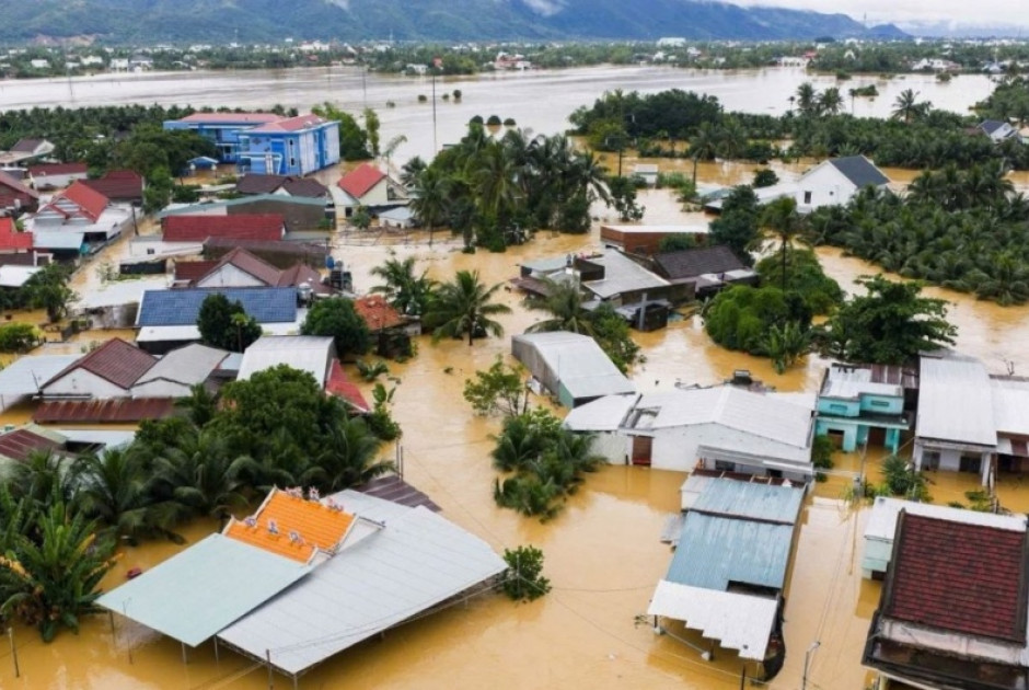 Βιετνάμ: Δεκάδες νεκροί λόγω καταρρακτωδών βροχοπτώσεων και πλημμυρών (ΒΙΝΤΕΟ)