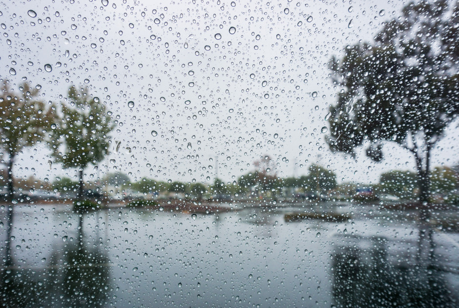 Τρέχει η Πυροσβεστική λόγω κακοκαιρίας – Μαθητές εγκλωβίστηκαν σε πλημμυρισμένο δρόμο στη Λακατάμια