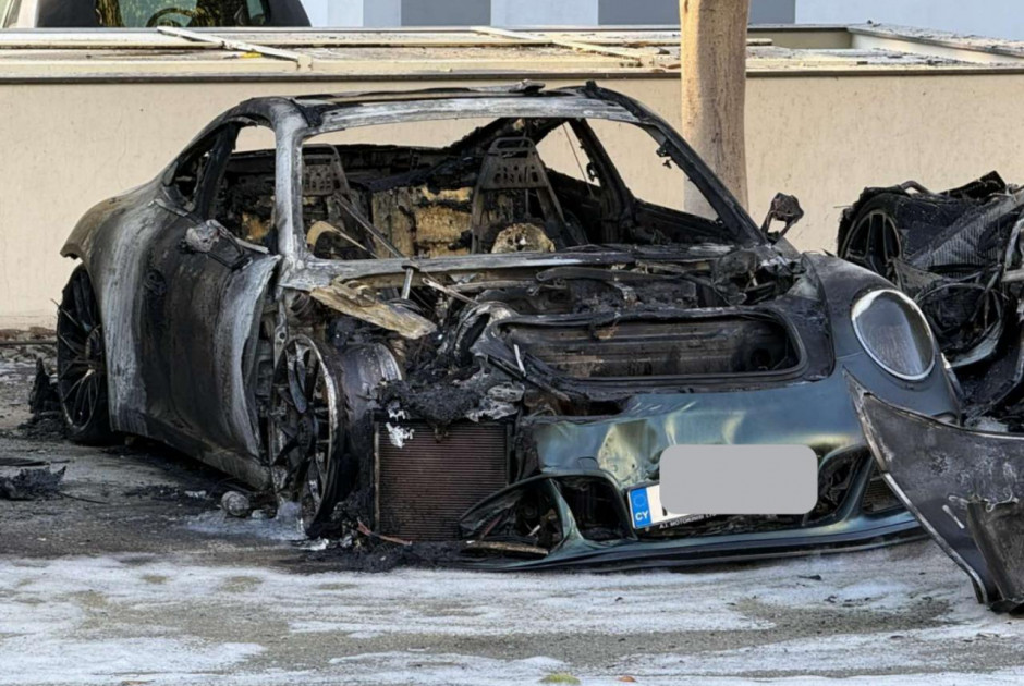 Εμπρησμός πολυτελών οχημάτων: Καρέ-καρέ οι κινήσεις του κουκουλοφόρου εμπρηστή (ΒΙΝΤΕΟ)