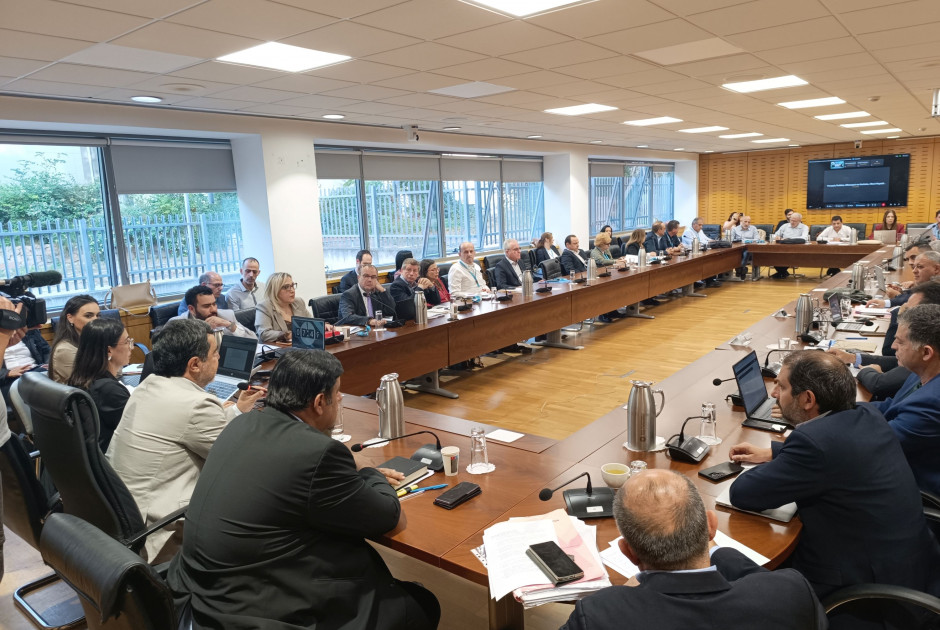 Η Βουλή παίρνει τα ινία για εκτόνωση της κρίσης στην Παιδεία (ΒΙΝΤΕΟ)