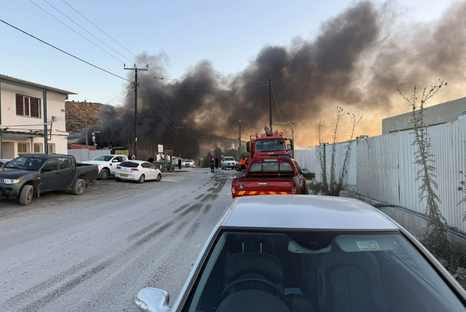 Πυρκαγιά σε εργοστάσιο στη Μονή - Περιορισμένη η ορατότητα στον αυτοκινητόδρομο (ΒΙΝΤΕΟ&amp;ΦΩΤΟΣ)