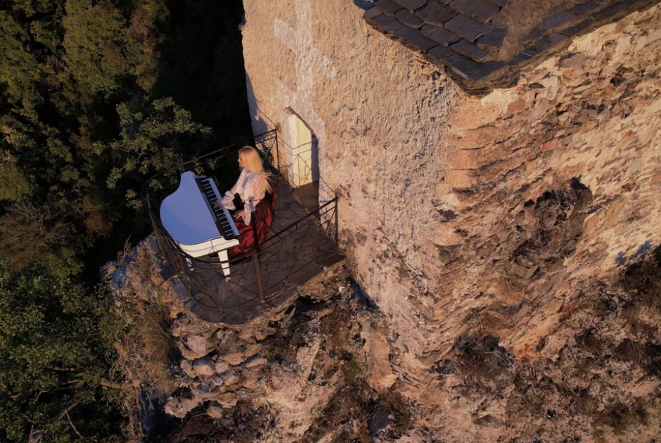 «Iπτάμενη» πιανίστρια: «Κρέμεται» σε βράχο στον Όλυμπο και παίζει πιάνο
