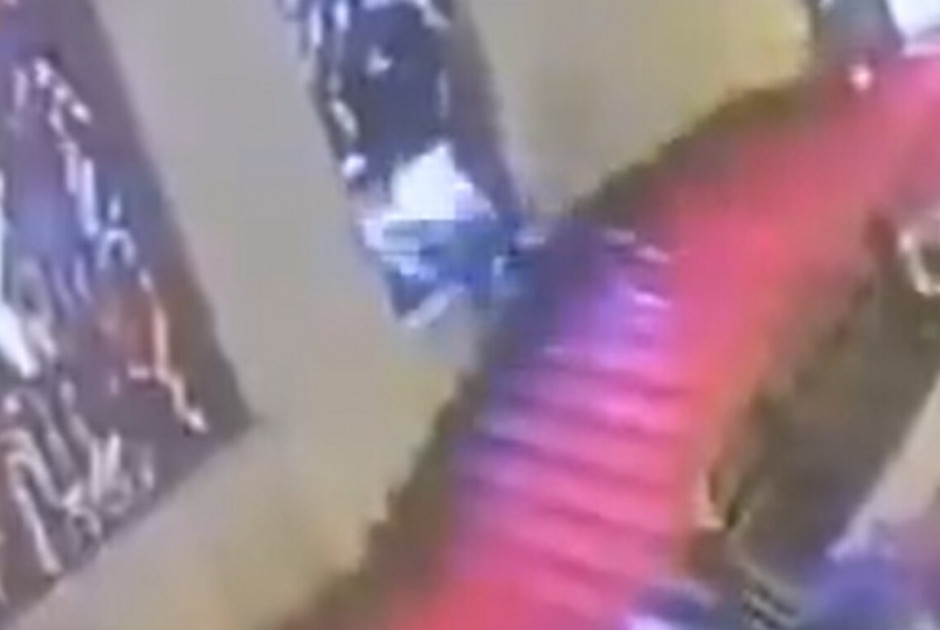 Απίστευτο βίντεο: Πολιτικός έπεσε με το κεφάλι πάνω σε πολύτιμο βιτρό και το έσπασε