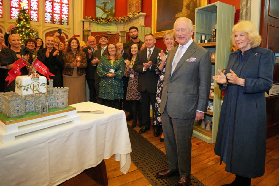 Γενέθλια για τον Βασιλιά Κάρολο – Έσβησε τούρτα… κάστρο (ΒΙΝΤΕΟ)