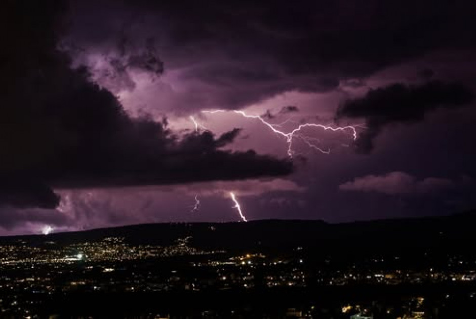 Καταιγίδες αφήνουν πολλές περιοχές της Πάφου στο σκοτάδι (ΦΩΤΟ)
