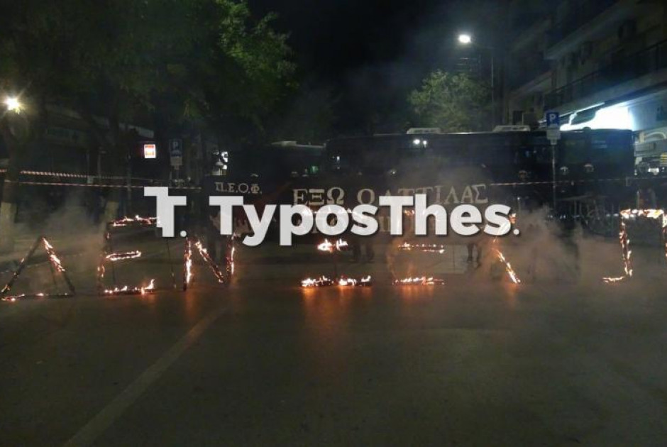 Κύπριοι φοιτητές έκαψαν τη σημαία του ψευδοκράτους - Έγραψαν με φωτιά το «Δεν Ξεχνώ» (ΒΙΝΤΕΟ)