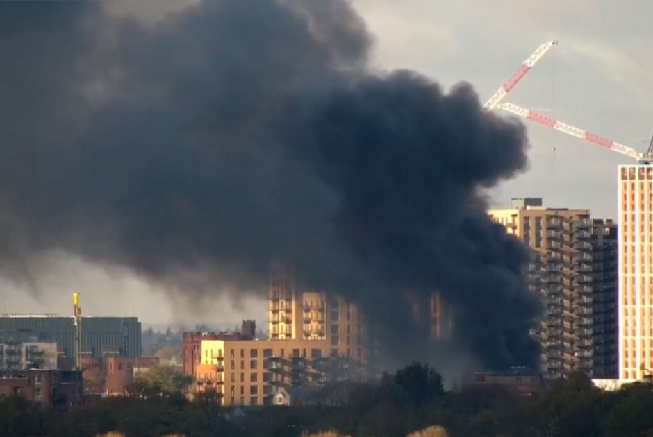 Αναστάτωση στο Λονδίνο μετά από φωτιά – Στη μάχη 150 πυροσβέστες