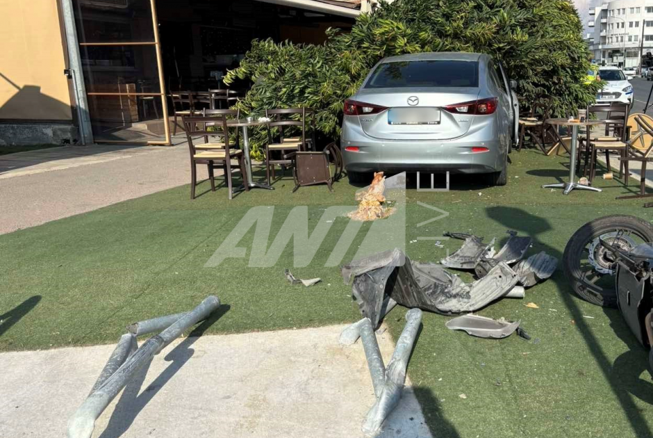 Όχημα «καρφώθηκε» σε καφετέρια στα Λατσιά (ΦΩΤΟ)