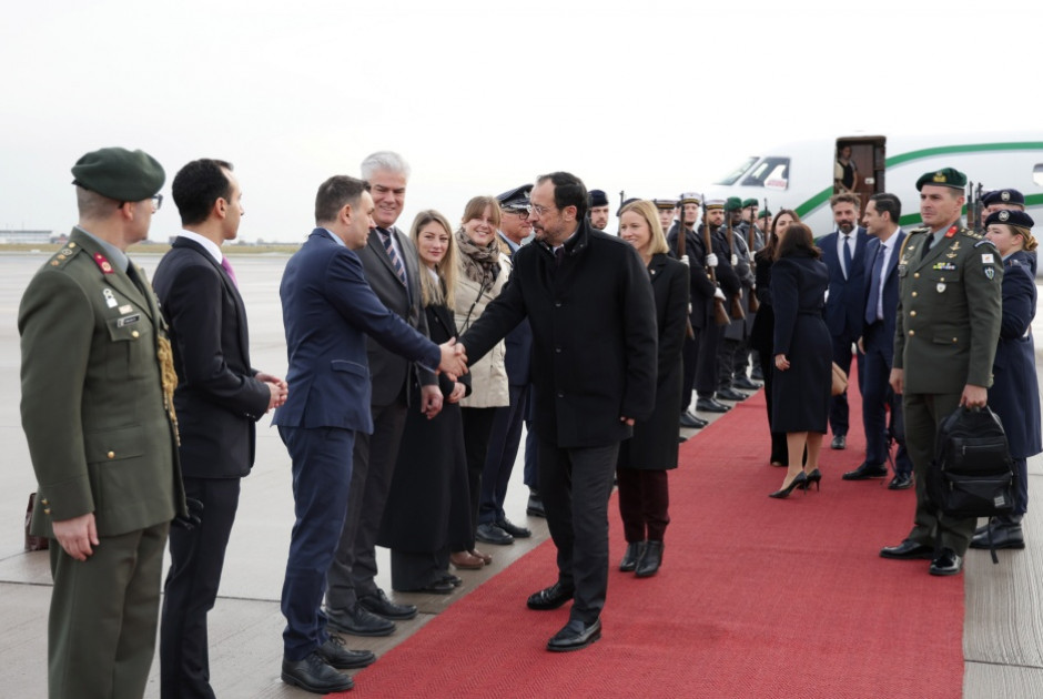 Έφτασε στο Βερολίνο ο ΠτΔ – Με στρατιωτικές τιμές τον υποδέχθηκε ο Μερτς