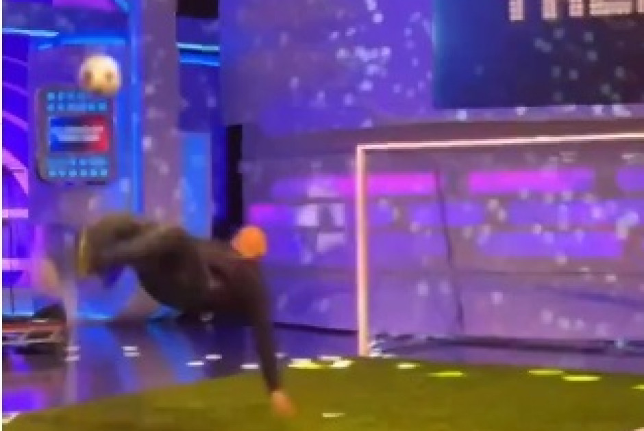 Έκλεψε την παράσταση ο Ρούνεϊ: Σκόραρε το εμβληματικό «ψαλιδάκι» σε… τηλεοπτική εκπομπή