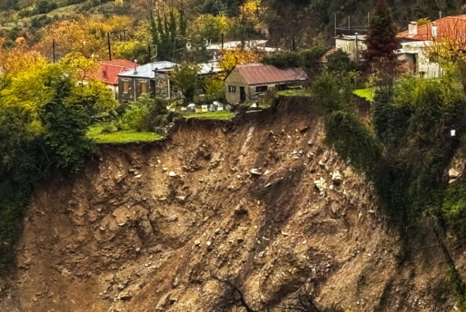 Εικόνες που κόβουν την «ανάσα»: Σπίτια κρέμονται στο κενό μετά από κατολίσθηση