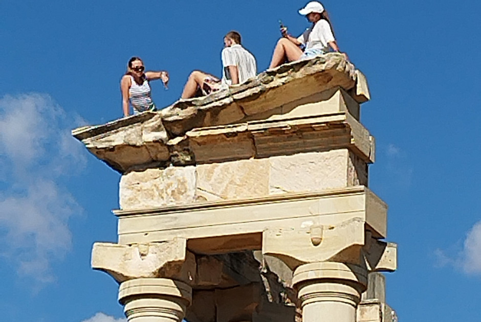 Τουρίστες σκαρφάλωσαν στο Ιερό μνημείο του Απόλλωνα για φωτογραφίες (ΦΩΤΟΣ)