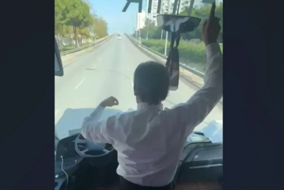 Οδηγός λεωφορείου άφησε το τιμόνι και το έριξε στον... χορό με οπαδούς (ΒΙΝΤΕΟ)