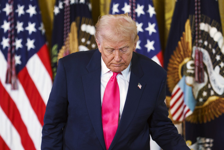 Τραμπ απειλεί με νομοσχέδιο: «Βαριές κυρώσεις σε όποιον κάνει δουλειές με τη Ρωσία»