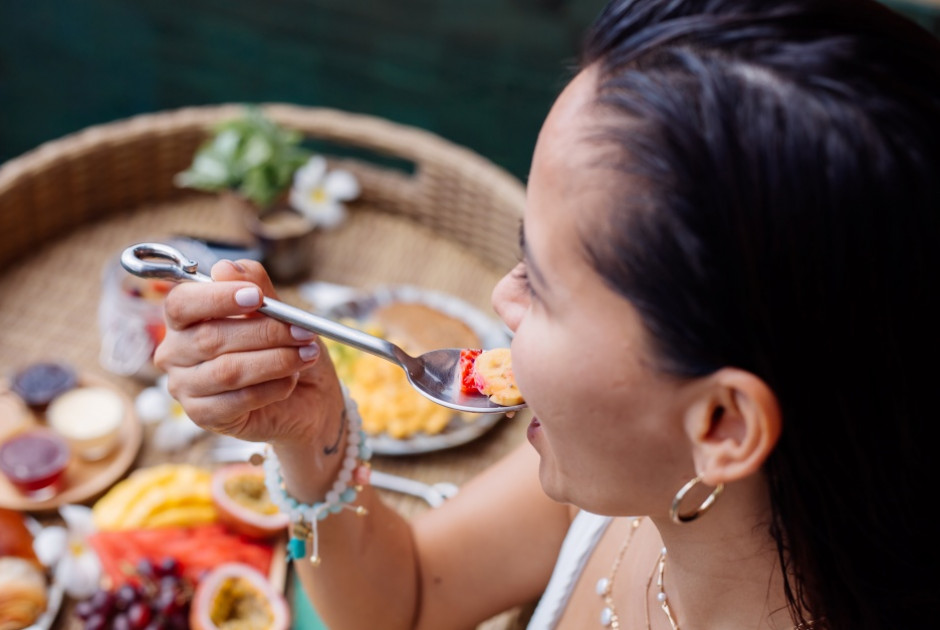 Ποιες τροφές μας κάνουν να μυρίζουμε άσχημα και ποιες όμορφα