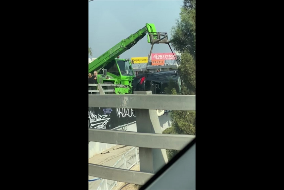 Όχημα κατέληξε στον κυκλικό κόμβο μετά από τροχαίο στη Λευκωσία (ΒΙΝΤΕΟ)