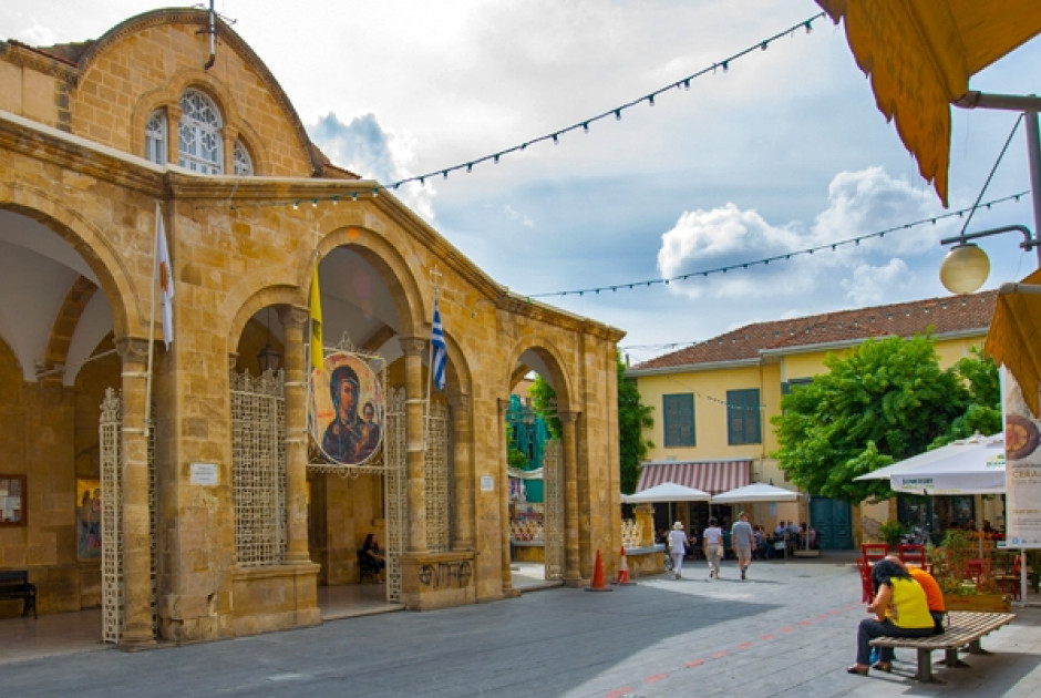 Στιγμές τρόμου στη Φανερωμένη: Έχασε τον έλεγχο και χτύπησε σε καφετέρια