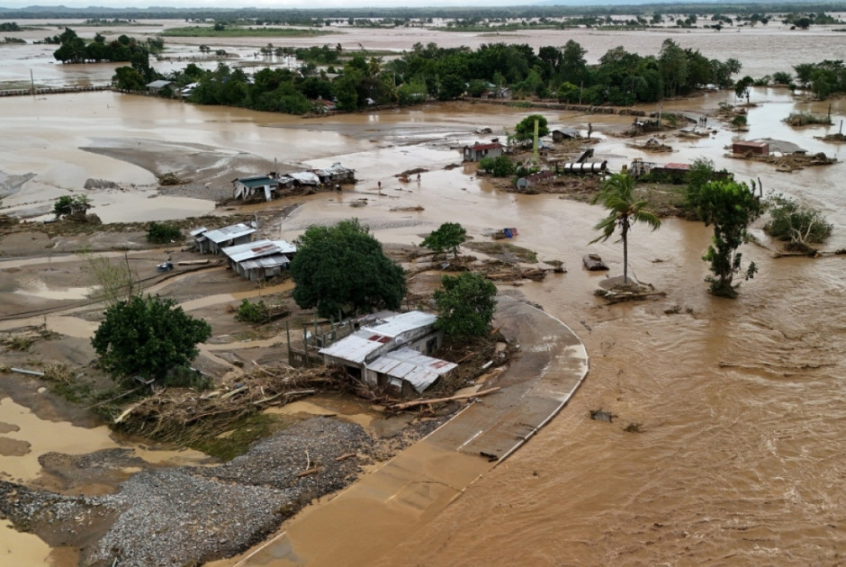 Χάος στις Φιλιππίνες: Αυξήθηκαν οι νεκροί – Πάνω από 1,4 εκατ. εκτοπισμένοι από τον τυφώνα