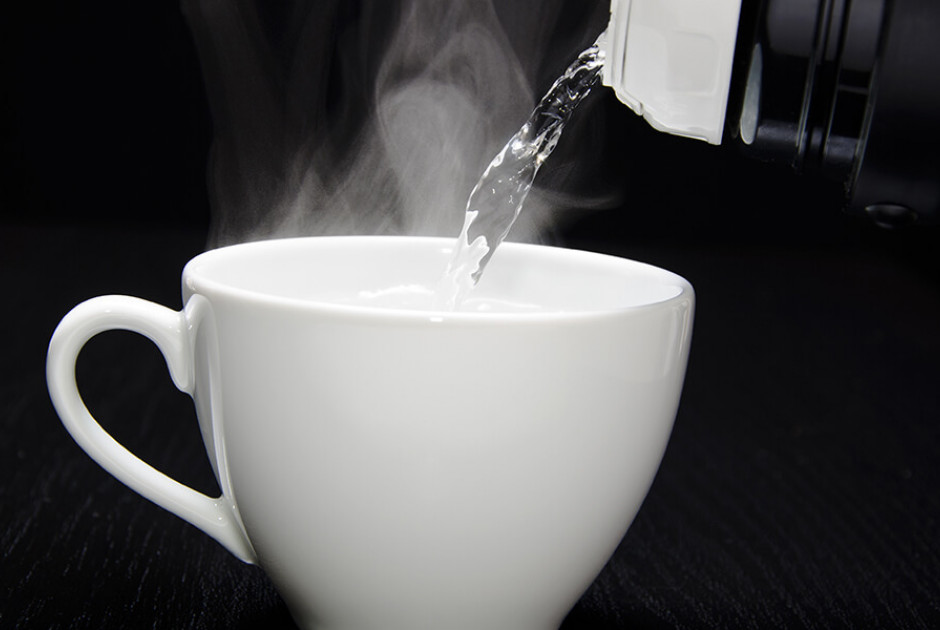 Τι θα συμβεί στο σώμα μας αν πίνουμε ζεστό νερό για μία εβδομάδα