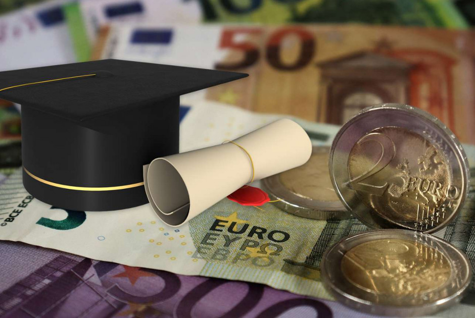 Στο τραπέζι της Βουλής η αναθεώρηση της φοιτητικής χορηγίας σε πολύτεκνες οικογένειες