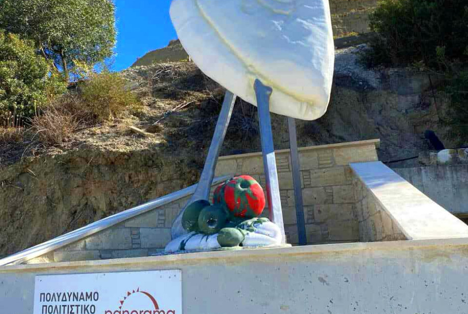 Τρεις ελιές, μια ντομάτα και ένα… χαλούμι – Νέο «γλυπτό» στο Πισσούρι (ΦΩΤΟ)