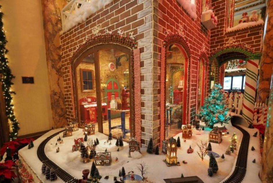 Labubu από τζίντζερμπρεντ και μινιατούρα της ληστείας στο Λούβρο σε χριστουγεννιάτικο διαγωνισμό