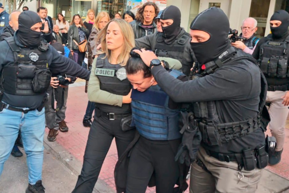 Στα δικαστήρια η 46χρονη για τη δολοφονία της πεθεράς της – Έντονες αποδοκιμασίες από συγκεντρωμένο