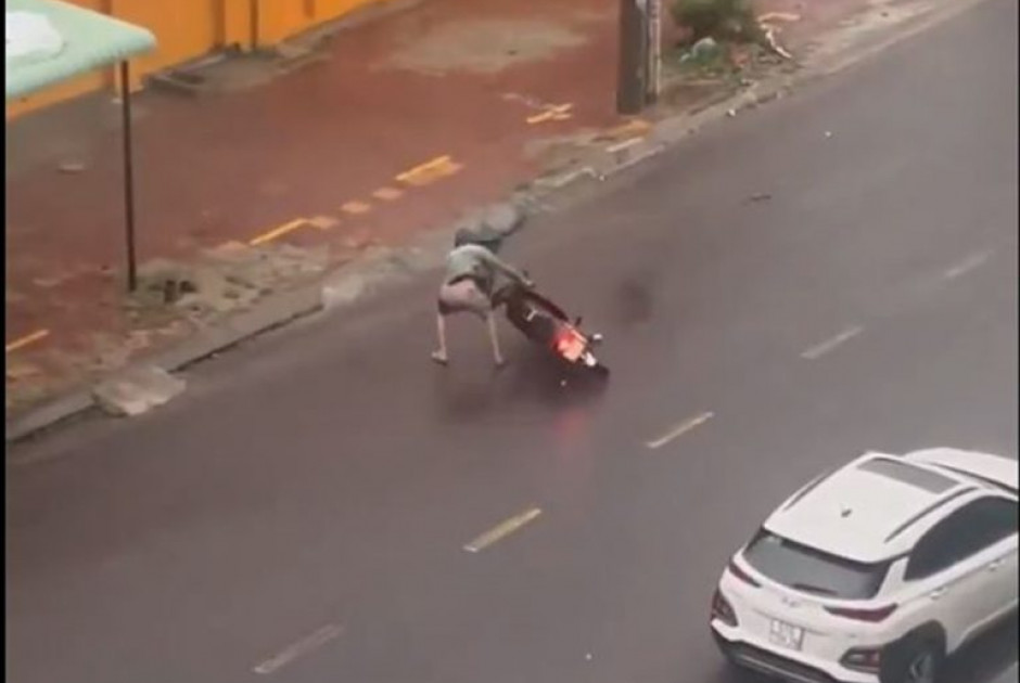 Ο τυφώνας Καλμάγκι στοίχισε τη ζωή σε πέντε ανθρώπους στο Βιετνάμ (ΒΙΝΤΕΟ)