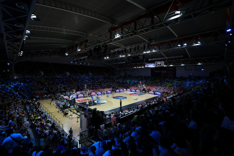 Δώρα σε 400 παιδάκια στο Κύπρος - Γερμανία - Μπάλες και αναμνηστικά Ευρωμπάσκετ 2025